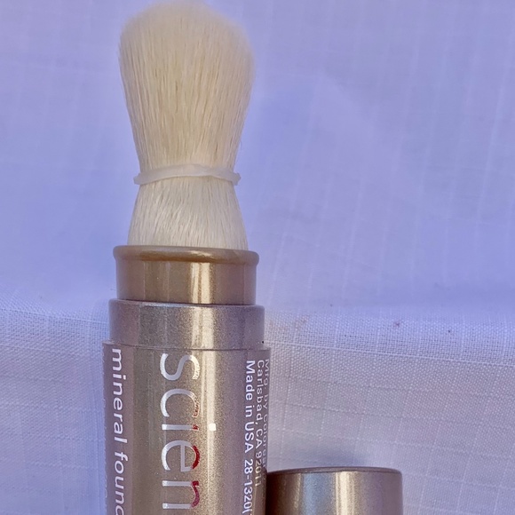 Colorescience Mineral Sunscreen Foundation SPF20 Tan Golden - Picture 4 of 9